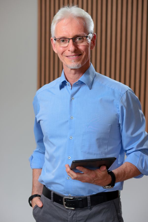 Portrait von Heiko Jensen mit Tablet